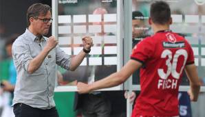 Alex Pastoor und Manfred Fischer bejubeln den Sieg gegen Rapid Wien.