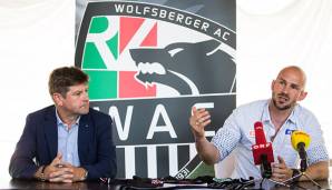 WAC-Präsident Dietmar Riegler (links) spricht über die Ausstiegsklausel von Christian Ilzer (rechts).