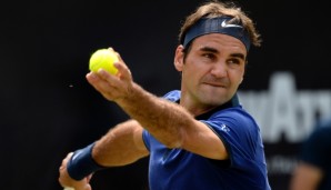 STUTTGART, GERMANY - JUNE 10: Roger Federer of Switzerland serves against Florian Mayer of Germany during the quarterfinals on day 7 of Mercedes Cup 2016 on June 10, 2016 in Stuttgart, Germany. (Photo by Daniel Kopatsch/Bongarts/Getty Images)