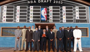 Der frühere Commissioner David Stern (M.) und die Draft-Klasse 2003 mit LeBron James (r.)