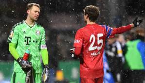 Manuel Neuer und Thomas Müller lamentieren: Der FC Bayern ist im Pokal an Holstein Kiel gescheitert.