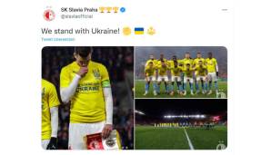 SLAVIA PRAG (Fußball): Die Spieler des tschechischen Klubs liefen bei ihrem Conference-League-Spiel gegen Fenerbahce mit Trikots mit dem Aufdruck "We Stand with Ukraine" ein.