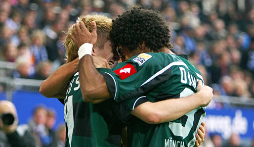 Gladbachs Marco Reus (l., mit Dante Bonfim) erzielte beim Hamburger SV sein zweites Saisontor