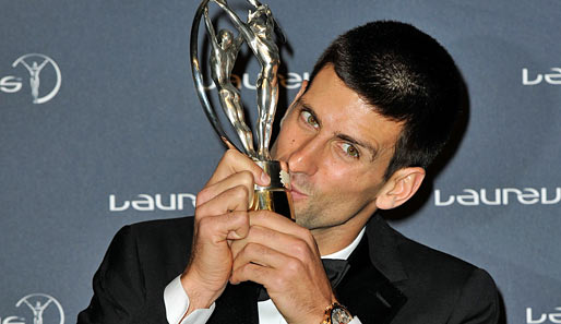 Am Ende bekam auch noch der Star des Abends - Novak Djokovic - seine Trophäe zwischen die Lippen. Wohl bekomm's, Nole!