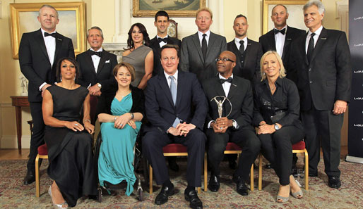 Vor der Preisverleihung in London ließ sich Englands Premier David Cameron (M., vordere Reihe) mit einer namhaften Gruppe von Laureus-Funktionären und Nominierten ablichten. Mit dabei: Boris Becker und der Djoker