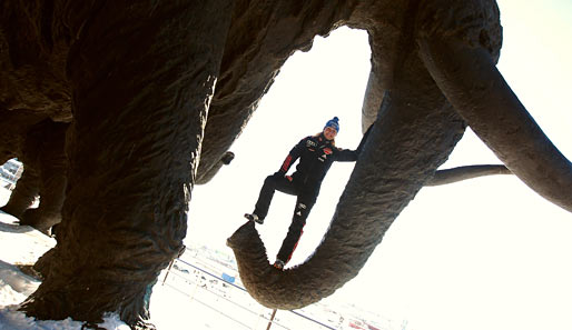 Lena ist sehr tierfreundlich: Hier posiert sie mit einem Mammut vor der WM 2011 im sibirischen Chanty-Mansijsk