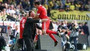 Aber in der zweiten Halbzeit drehten die Bayern auf und gewannen 5:1. Franck Ribery traf per Freistoß und sprang dann in die Arme seines Trainers