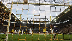 Vier Siege in Folge feierten die Dortmunder zwischen 2010 und 2012: Der BVB gewann im Hinspiel der Meistersaison 2010/2011 mit 2:0. Nuri Sahin traf per Freistoß