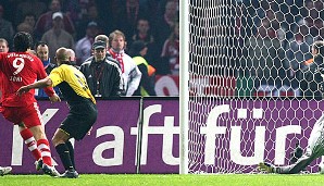Pokalfinale 2008: In der Verlängerung markiert Luca Toni seinen zweiten Treffer und schießt den FCB zum Pokalsieg