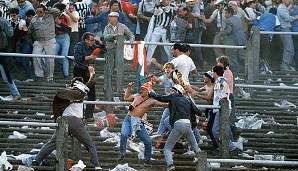 Die Heysel-Katastrophe von 1985: Vor dem Europapokal-Finale gegen Turin in Brüssel stürmen Liverpool-Anhänger einen neutralen Fanblock