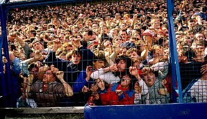 1989 die nächste Stadion-Tragödie in Hillsborough: Die Polizei ließ zu viele Fans in den Liverpool-Block. Mehrere hundert Fans wurden gegen den Zaun gedrückt