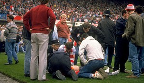 96 Liverpool-Fans kamen dabei ums Leben, 730 wurden verletzt. "You'll Never Walk Alone" wurde daraufhin ins Vereins-Wappen der Reds aufgenommen...