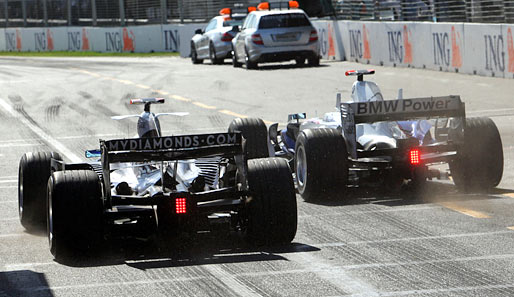 Entscheidung im deutsch-deutschen Duell: Heidfeld (r.) knackt Rosberg in der Box