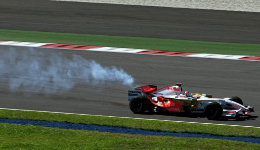 Auch auf der Strecke macht sich die Hitze bemerkbar. Hier ein Motorschaden am Force-India-Boliden von Adrian Sutil