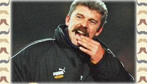 Respektable Apparatur! Dietmar Demuth in seiner Zeit als St.-Pauli-Trainer 1999.