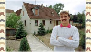 Weltmeister Jürgen Kohler präsentiert hier nicht nur stolz sein Elternhaus, sondern auch seine Vorliebe für rosa Polohemden und Schnauzbärte.