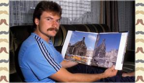 Süß: Club-Stürmer Frank Lippmann mit einem Bildband über die Nürnberger Lorenzkirche. Klasse auch der unter der Nase zweigeteilte Schnauzer.