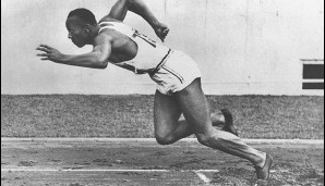 James Cleveland "Jesse" Owens gewann als erster Sportler vier Goldmedaillen bei Olympia, nämlich 1936 über 100m, 200m, im Weitsprung und 4x100m