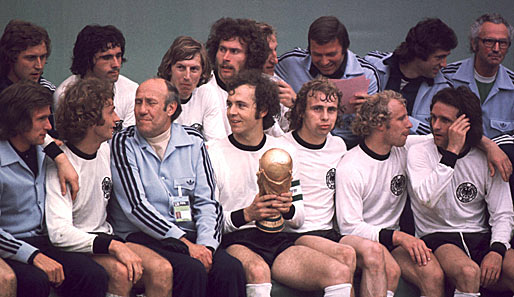 Gastgeber Deutschland um Kapitän Franz Beckenbauer beim Posieren mit dem WM-Pokal