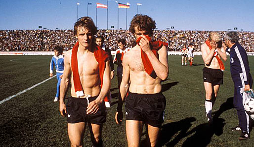 1978: Die Schmach von Cordoba. Nach der 2:3-Pleite gegen Österreich schleichen Rüdiger Abramczik und Rainer Bonhof betröppelt vom Platz