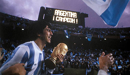 Daniel Passarella präsentiert den WM-Pokal dem Publikum in Buenos Aires