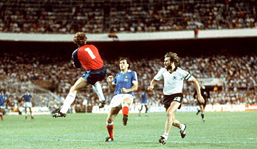 1982: Die brutalste Szene des Turniers in Spanien. Toni Schumacher streckt Patrick Battiston im Halbfinale gegen Frankreich nieder