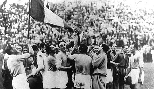 1934: Auch vier Jahre später gewinnt der Gastgeber. Italien schlägt die Tschechoslowakei mit 2:1 n. V. Trainer Vittorio Pozzo wird auf Händen getragen