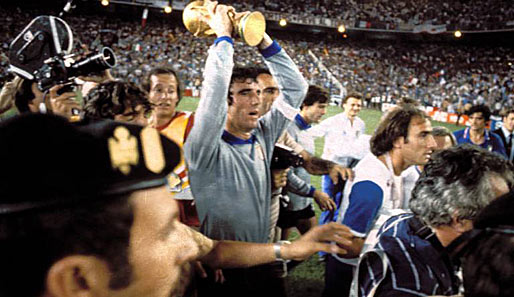 Nach dem 3:1-Finalsieg läuft Dino Zoff mit dem WM-Pokal durch das weite Rund des Madrider Bernabeu Stadions