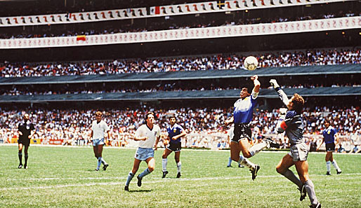 1986: Die Hand Gottes. Im Viertelfinale gegen England erzielt Diego Maradona das 1:0 betrügerisch per Hand. Am Ende heißt's 2:1 für Argentinien