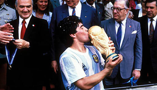 Der Spieler des Turniers und damals der beste Kicker der Welt: Diego Maradona liebkost die Trophäe