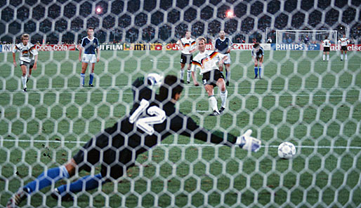 Der Schuss ins Glück. Andreas Brehme verwandelt im Finale gegen Argentinien den entscheidenden Elfmeter zum 1:0 in der 85. Minute