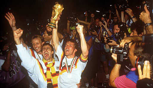 Wie war das schön! Brehme, Pierre Littbarski und Kapitän Lothar Matthäus schreien die Freude über den WM-Titel heraus