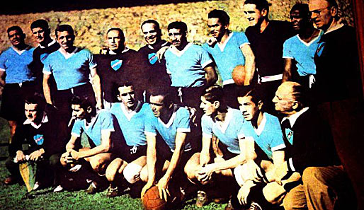 1950: In Brasilien sichert sich Uruguay erneut den Titel. In der Finalgruppe gewann man das entscheidende Spiel gegen den Gastgeber im Maracana mit 2:1