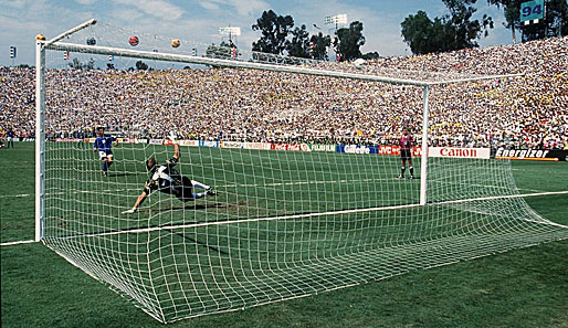 Im Finale in Los Angeles steht es zwischen Italien und Brasilien nach 120 Minuten 0:0. Roberto Baggio verschießt den entscheidenden Elfer...