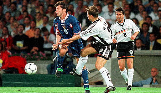 1998: Im Viertelfinale verliert Deutschland gegen Kroatien erst Christian Wörns nach diesem Foul und dann das Spiel mit 0:3