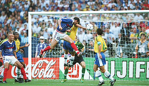 Im Finale avanciert Frankreichs Zinedine Zidane zum Matchwinner. Sein Kopfball-Doppelpack bringt die Equipe Tricolore auf die Siegerstraße