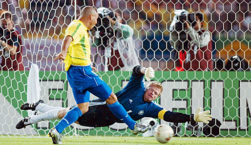 2002: Finale in Südkorea. Oliver Kahn lässt einen haltbaren Schuss von Rivaldo abprallen, Ronaldo ist zur Stelle und bringt Brasilien mit 1:0 in Führung