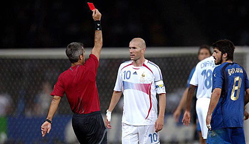 2006: Die wohl entscheidende Aktion im Finale in Berlin. Zidanes Kopfstoß gegen Marco Materazzi zieht die Rote Karte nach sich