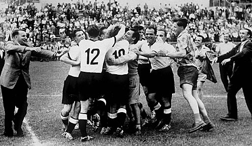 1954: Das vielzitierte Wunder von Bern. Nach dem 3:2 im Finale gegen Ungarn fallen sich die deutschen Spieler kollektiv um den Hals
