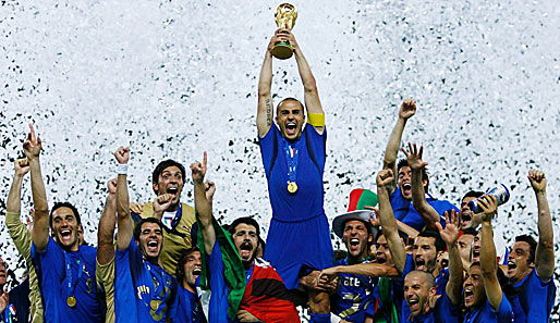 Italien ist Weltmeister. Kapitän Fabio Cannavaro hält den Pokal in die Höhe. Mal sehen, wer ihm 2010 in Südafrika folgen wird