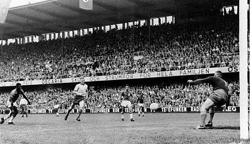 1958: Peles Stern geht auf. Im Finale gegen Gastgeber Schweden netzt der beste Fußballer aller Zeiten zum zwischenzeitlichen 3:1 ein