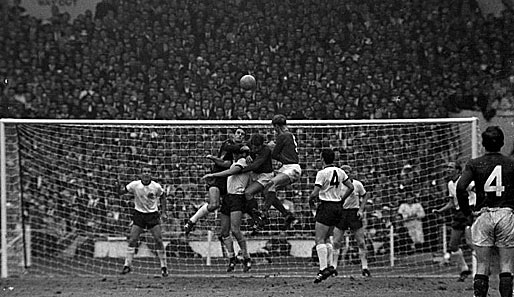 1966: Das legendäre Finale mit dem legendären Wembley-Tor. Hier klärt Keeper Hans Tilkowski im Strafraum gegen die Engländer