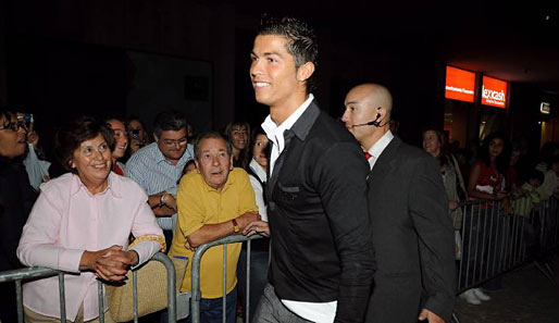 Abschließend zum Thema Ronaldo und Frauen: "Hätte ich den Alten in Senfgelb nicht an der Backe, würde ich glatt schwach werden"