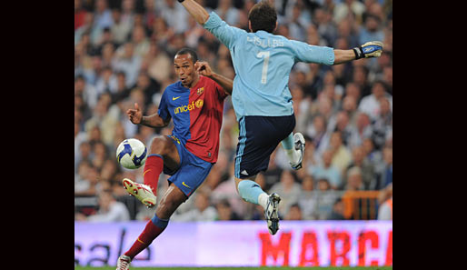 Der Franzose legt den Ball elegant an Iker Casillas vorbei zum 4:2 ins Real-Gehäuse