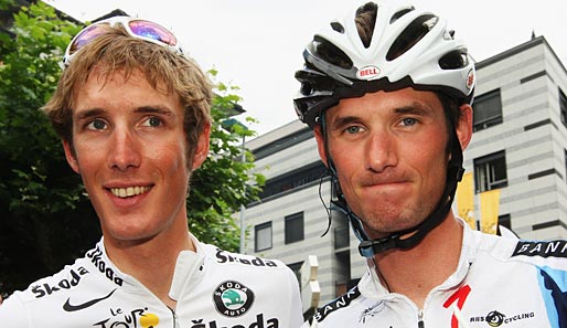 Auf der 16. Etappe kam es zu einem ungleichen Brüderduell: Andy (l.) und Fränk Schleck vom Team Saxo Bank...