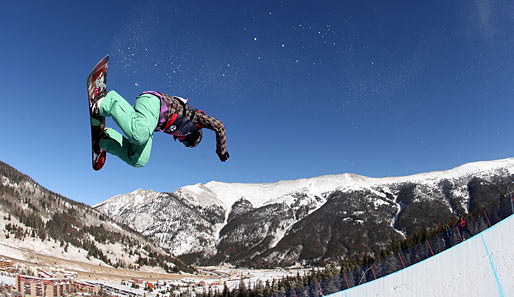 Wagemutige Stunts vor atemberaubender Kulisse. Die Neuseeländerin Paula Mitchell beim Snowboard Grand Prix in Copper Mountain, Colorado