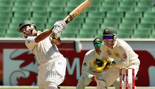 Cricket: Pakistans Hitter Kamran Akmal im Duell mit Australiens Nathan Hauritz. Der Aussie hat die Sache im Griff und führt sein Team zum klaren Sieg