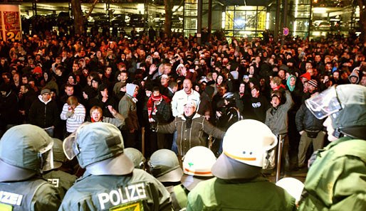 Nach dem Spiel finden sich 2000 VfB-Fans vor dem Stadion ein und skandieren: "Scheiß Millionäre!" und: "Vorstand raus!"
