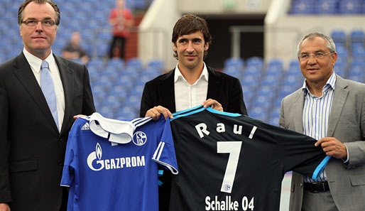 Stolz wie Oskar sind Aufsichtsratschef Clemens Tönnies und Trainer Felix Magath, als sie Raul das Schalke-Trikot mit der Nr. 7 überreichen