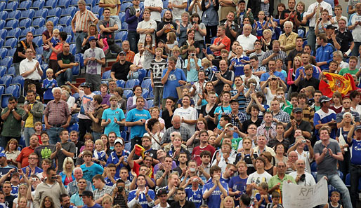 Rund 1000 Schalke-Fans auf den Rängen der Arena jubelten Raul zu. Ob sie Kevin Kuranyi nachtrauern?